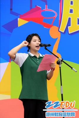 2.运动员代表范凯悦同学进行宣誓