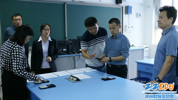 评审团实地考察我校E-数学实验室_副本