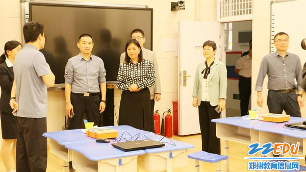 评审团实地考察我校创客教室_副本