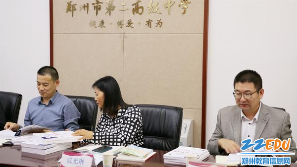 评审团对我校数学学科基地材料进行检查_副本