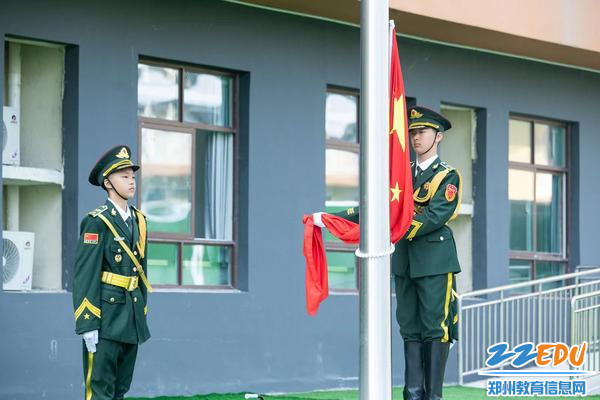 升国旗，唱国歌