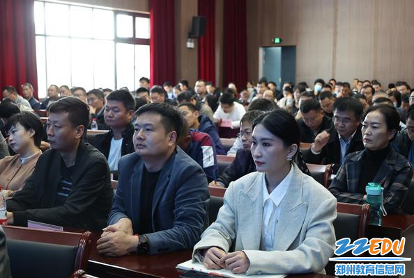 与会人员认真聆听讲座_proc