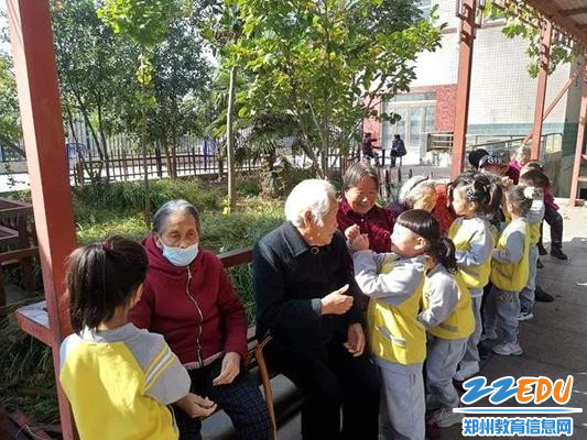 市直一幼的孩子们为老人送上真诚的祝福