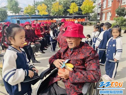 唐庄同心幼儿园：给爷爷奶奶送礼物