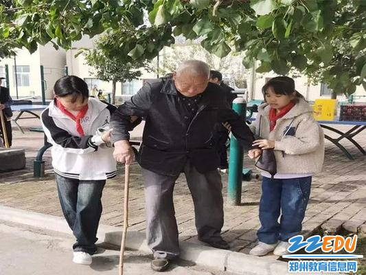 颍阳中心小学：关爱老人