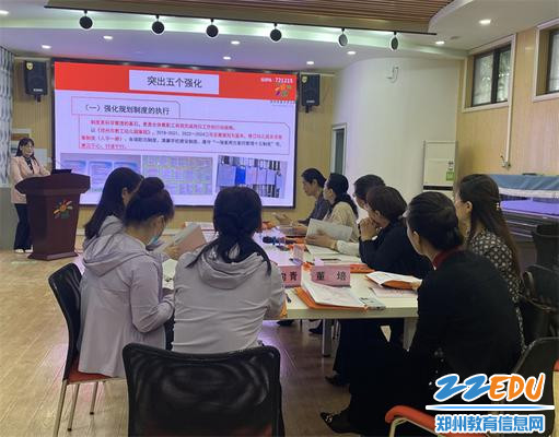 4.评估组专家认真听取汇报