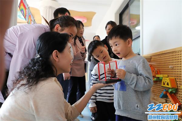 10.评估组专家与幼儿进行游戏互动