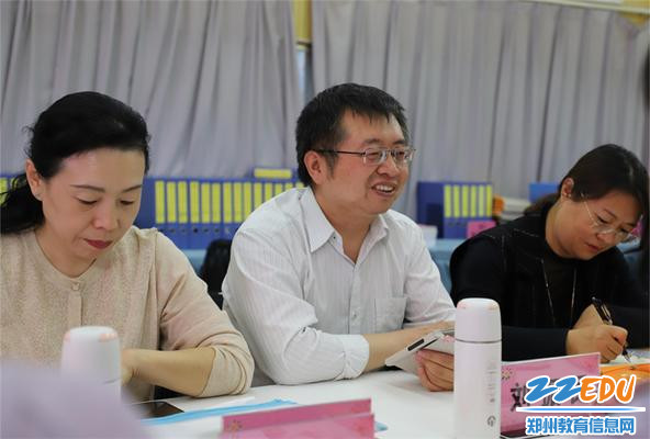 12-1.省级示范性幼儿园督导组组长、开封市教育科学院幼教教研员刘振民反馈评估意见