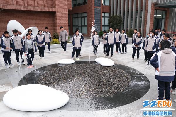 10.科技广场脚踏喷泉
