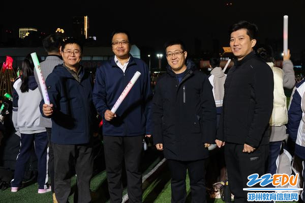 12.学校领导与学生共度篝火音乐晚会