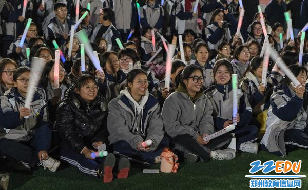 16.同学们相聚在正中园的篝火旁，热情似火