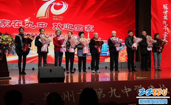 学生代表向离退休教师献花