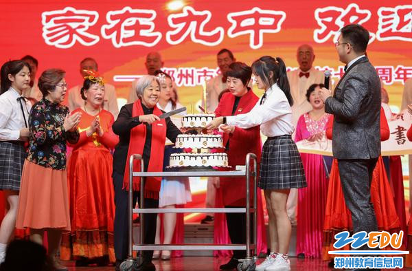 张莹校长和老三届校友共同切蛋糕，祝福母校生日快乐