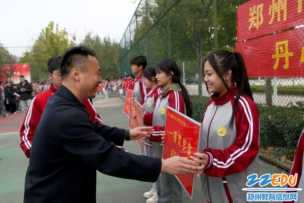 01纪委书记马进伟给年度校级奖学金获得者颁奖