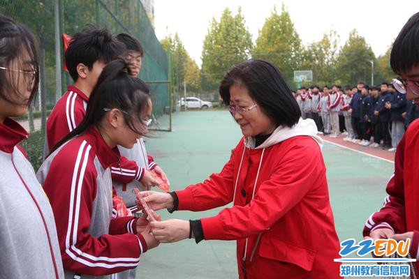 02副校长韩洁给荣获“文明班级”的学生代表颁奖