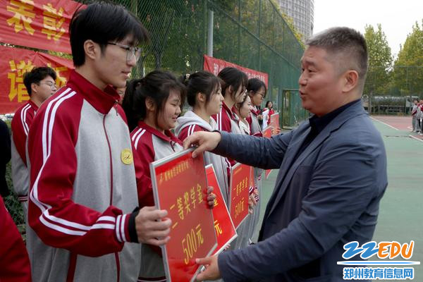 03副校长王金旺给年度校级奖学金获得者颁奖