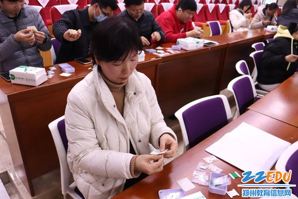 与针线的邂逅郑州101中学开展庆祝三八妇女节主题活动