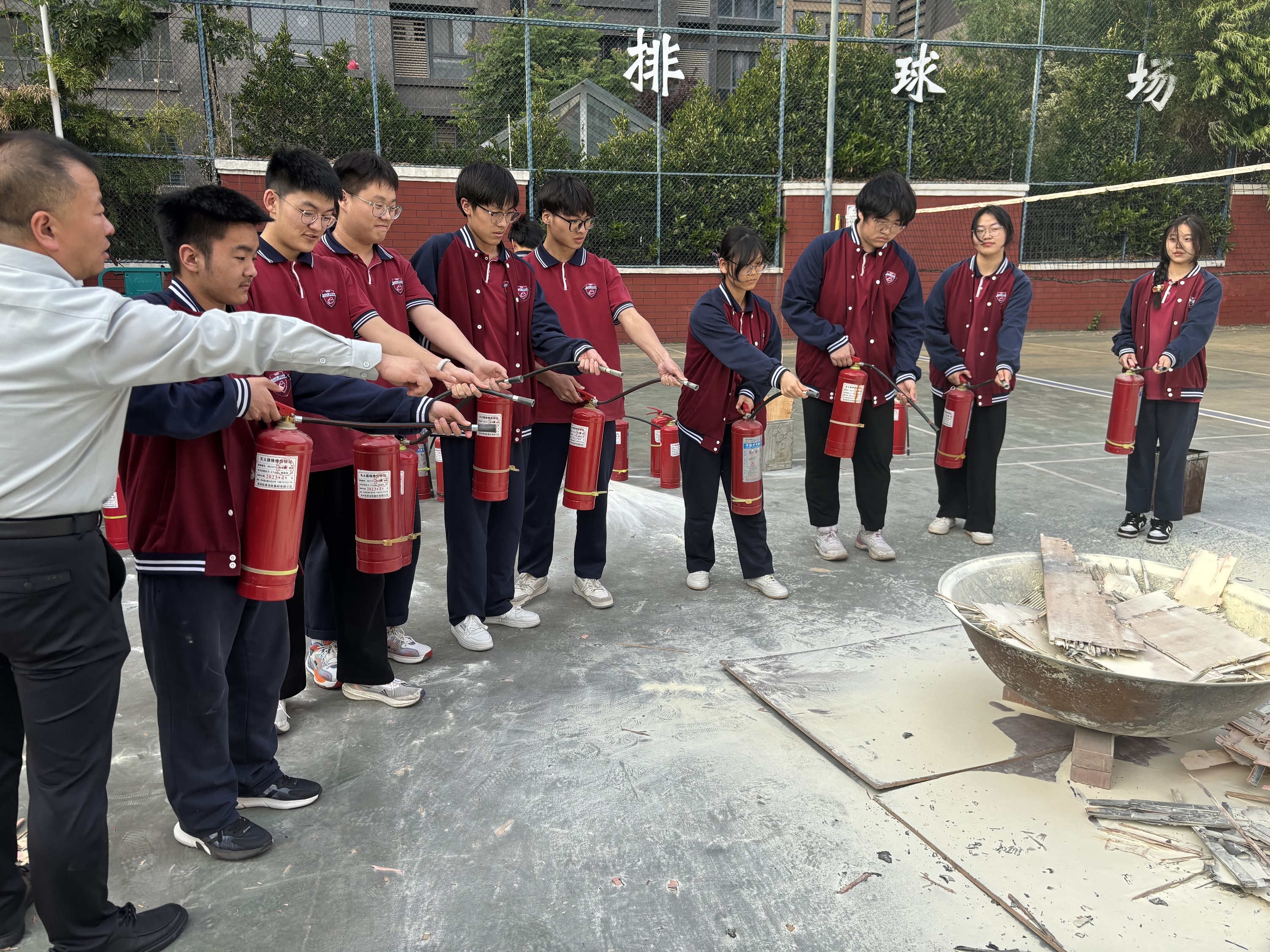提升安全意识 灭火真体验 郑州18中开展消防应急演练
