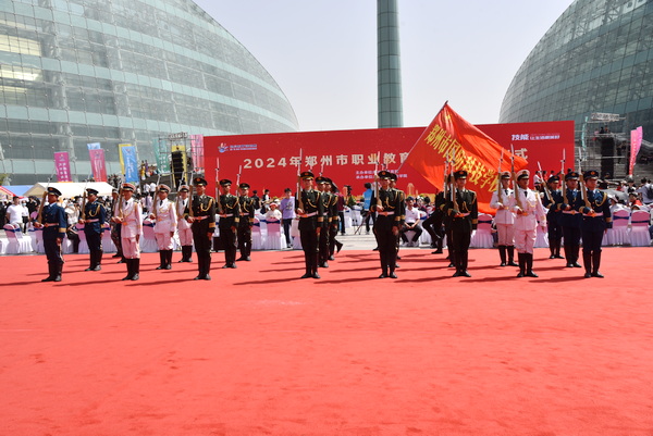郑州市国防科技学校参加职业教育周活动展现职业教育新时代职教学子风采