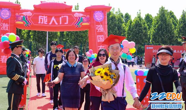 十八而至,挺膺担当 郑州市信息技术学校举行十八岁成人仪式