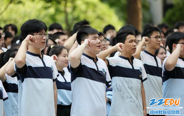 郑州市第十二中学举行2024届高三年级毕业典礼暨成人礼