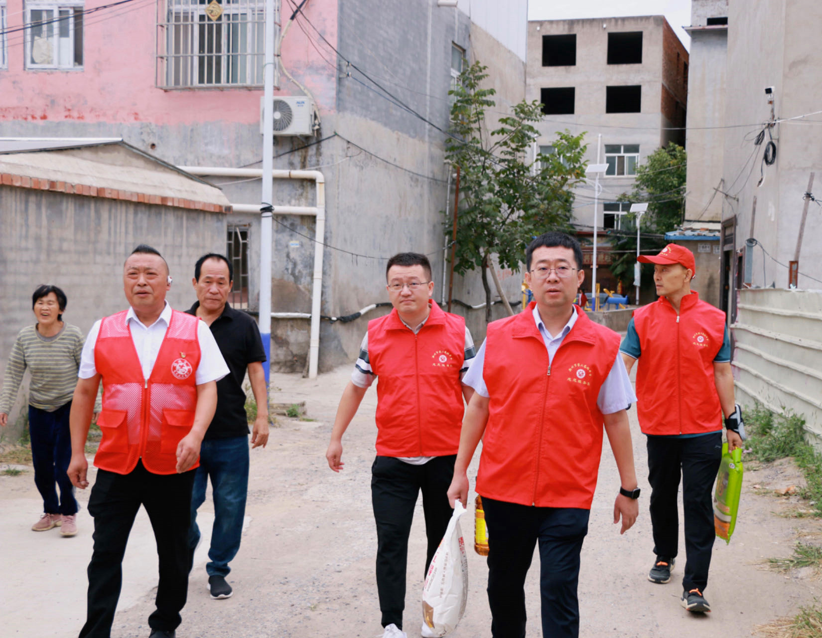 中秋佳节情更浓 郑州市第二高级中学校领导走访尖岗村困难群众