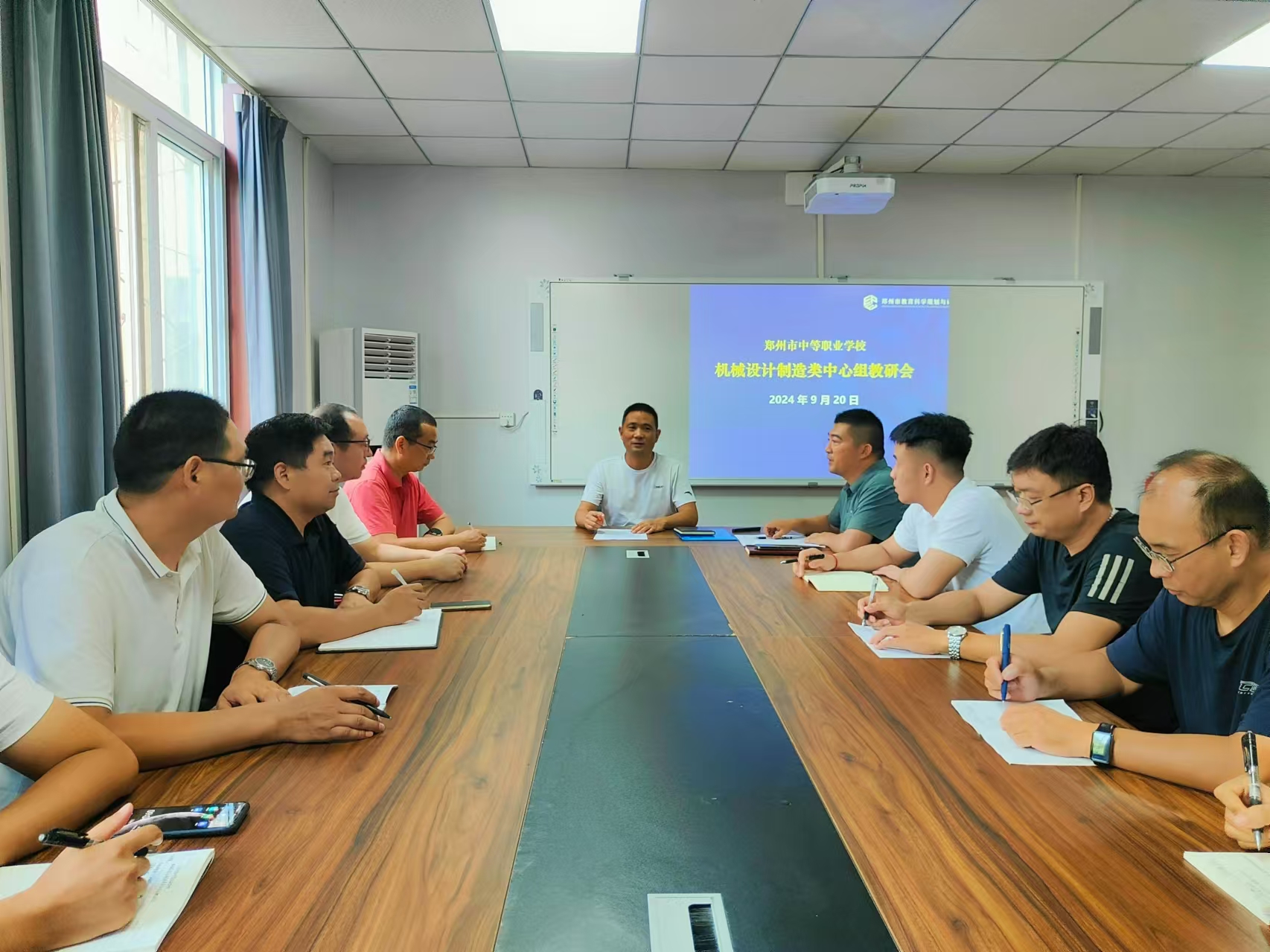 郑州市机械设计制造类中心组教研会在郑州市国防科技学校召开