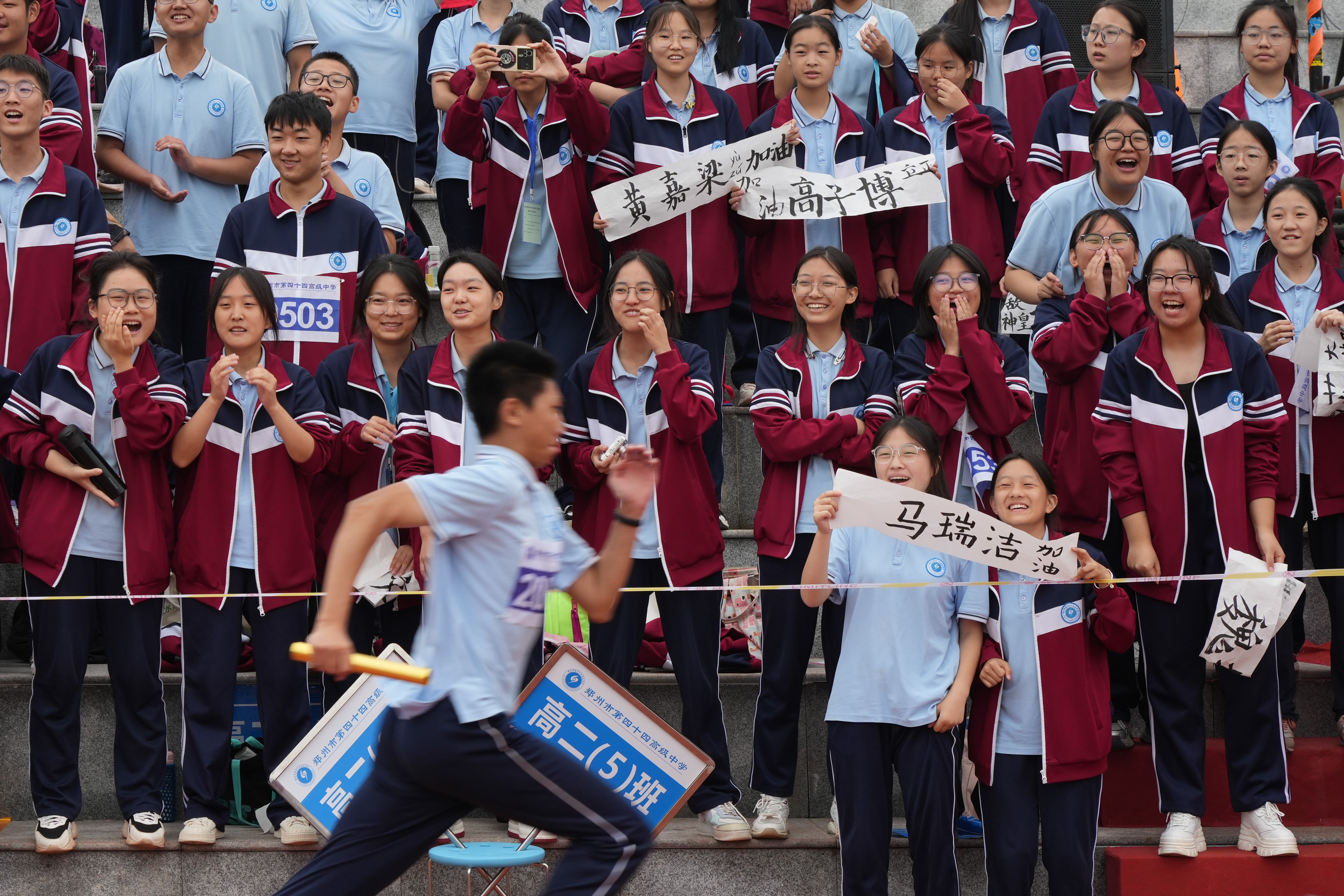 从赛场到幕后：直击郑州市第四十四高级中学“轩辕杯”秋季田径运动会的无声接力