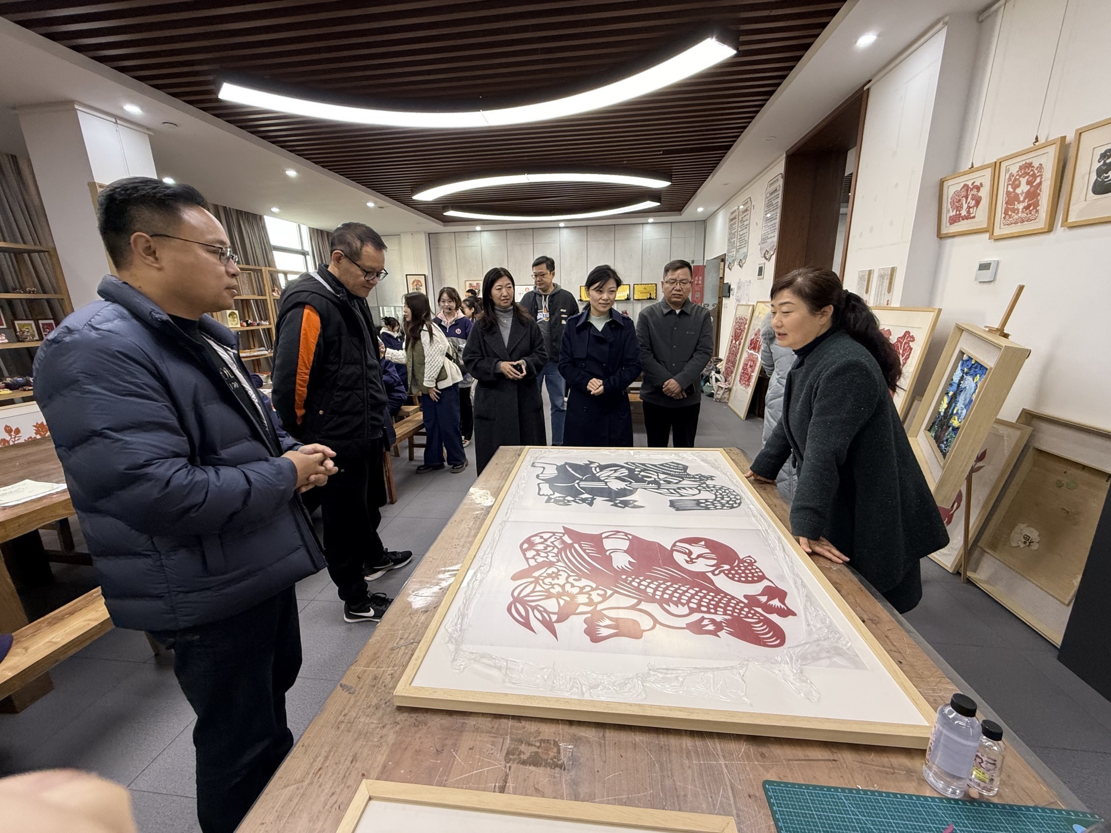 二七区三所小学代表走进郑州艺术幼儿师范学校 感受非遗的魅力