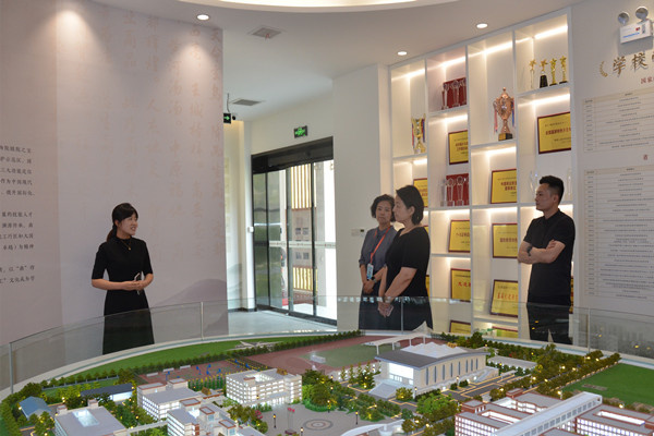郑州市管城回族区文化旅游体育局党组书记、局长李岚一行赴郑州市商贸管理学校走访调研