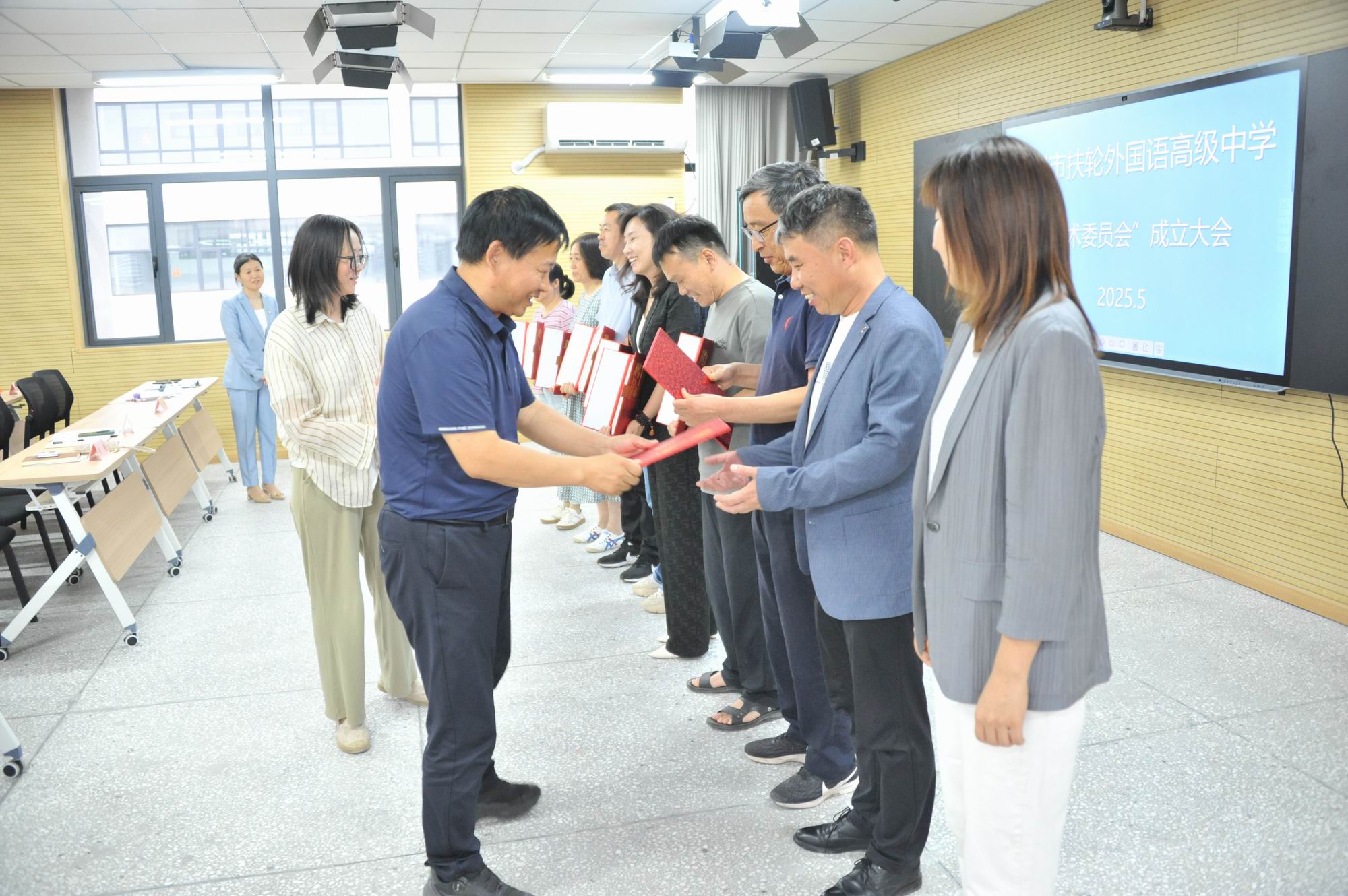 郑州市扶轮外国语高级中学召开首届学术委员会成立大会