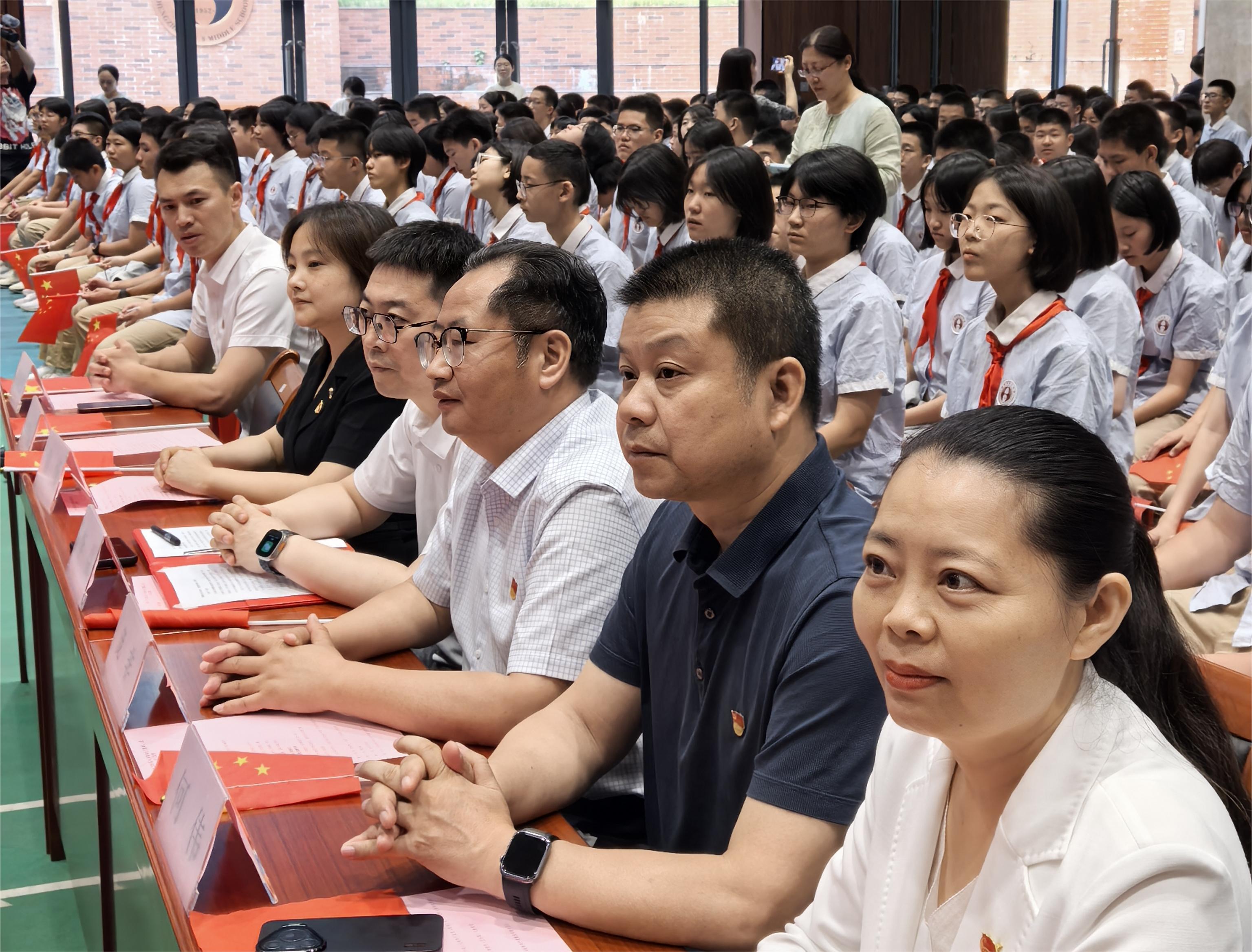 青春为中国式现代化挺膺担当 郑州市第八中学举行2026届举行离队入团仪式暨十四岁集体生日主题活动