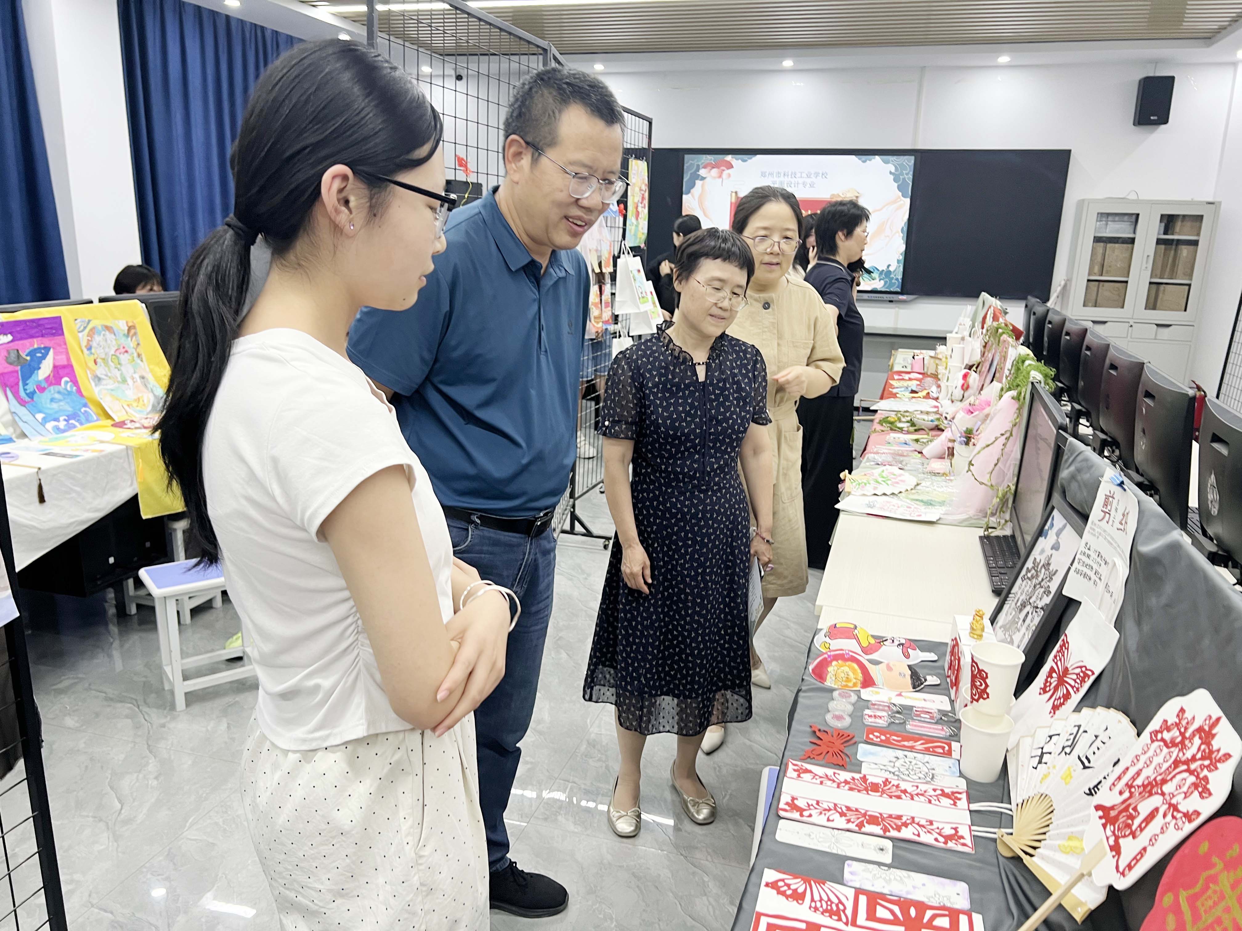 匠心凝聚灵感 设计点亮青春 郑州市科技工业学校平面设计专业学子毕业设计展惊艳亮相