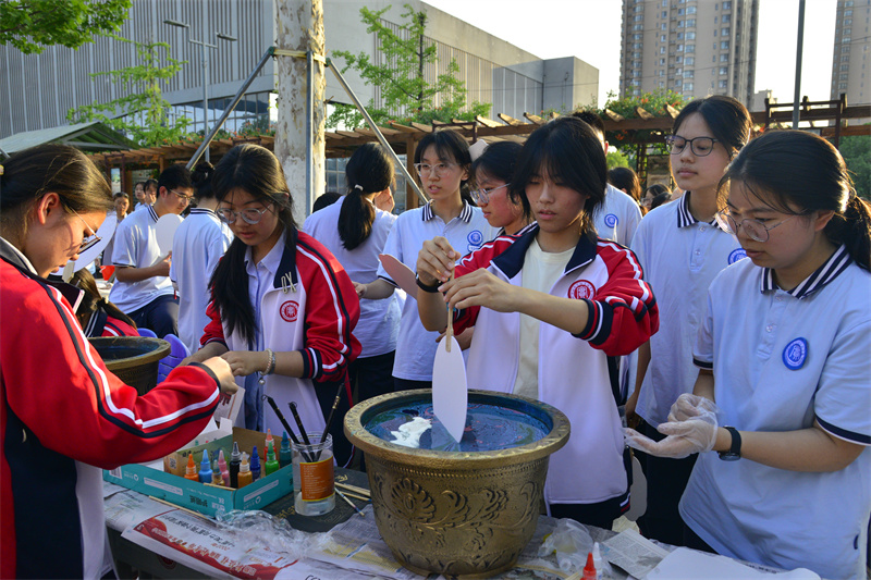 至扇至美 如漆而至 郑州市实验高级中学举行漂漆DIY活动传承非遗技艺