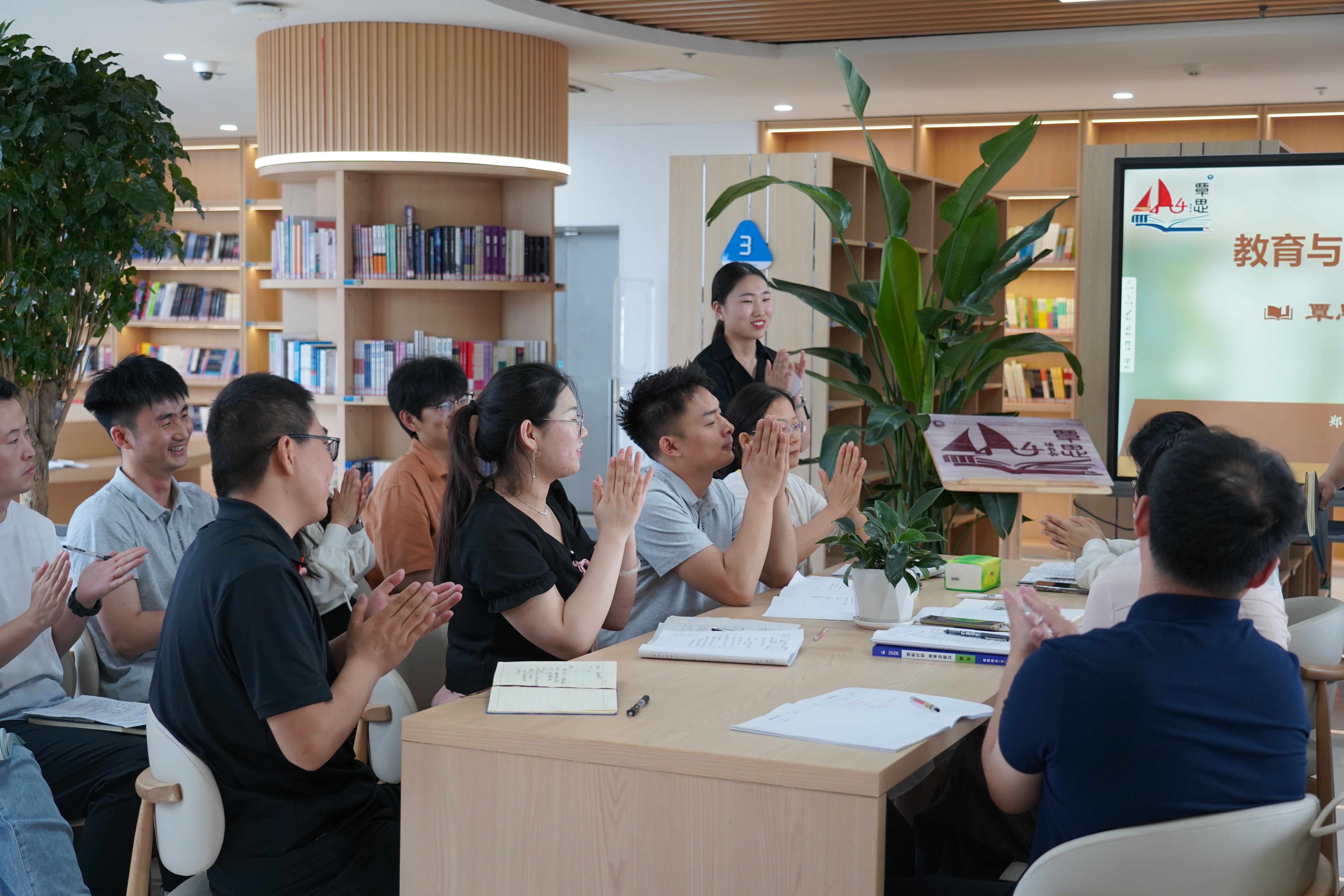 物理书间落瓣成诗 郑州市第四十四高级中学覃思读书会第六期精彩落幕