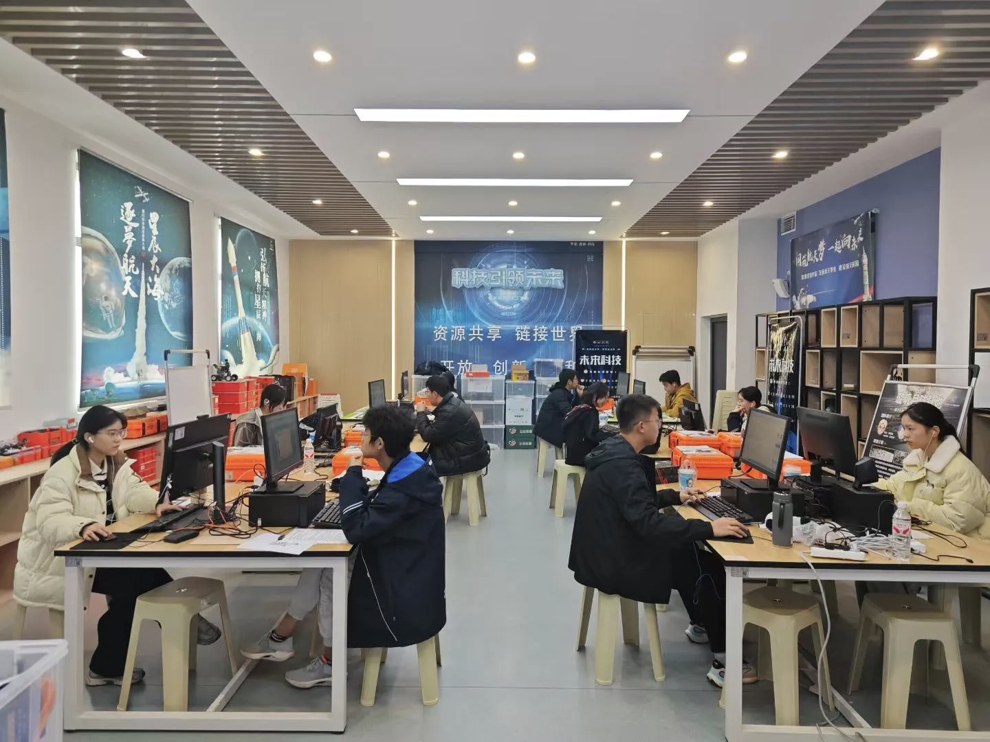 郑州市第二十八高级中学在2025河南省中小学人工智能大赛中喜获佳绩