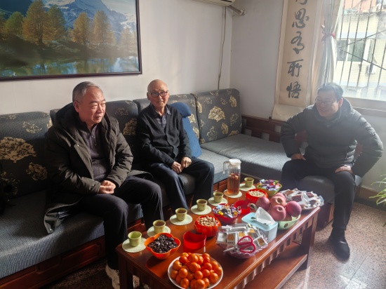 新春慰问暖人心 情系桑榆传敬意 郑州市第九十九中学领导春节前夕慰问退休教师