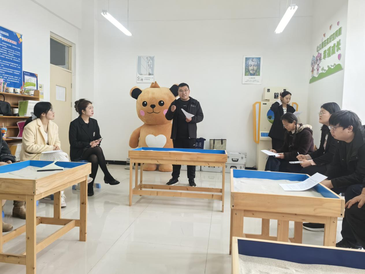 沙海寻心 与光同行——新郑市开启2026年沙盘赋能成长暨个案督导系列教研活动