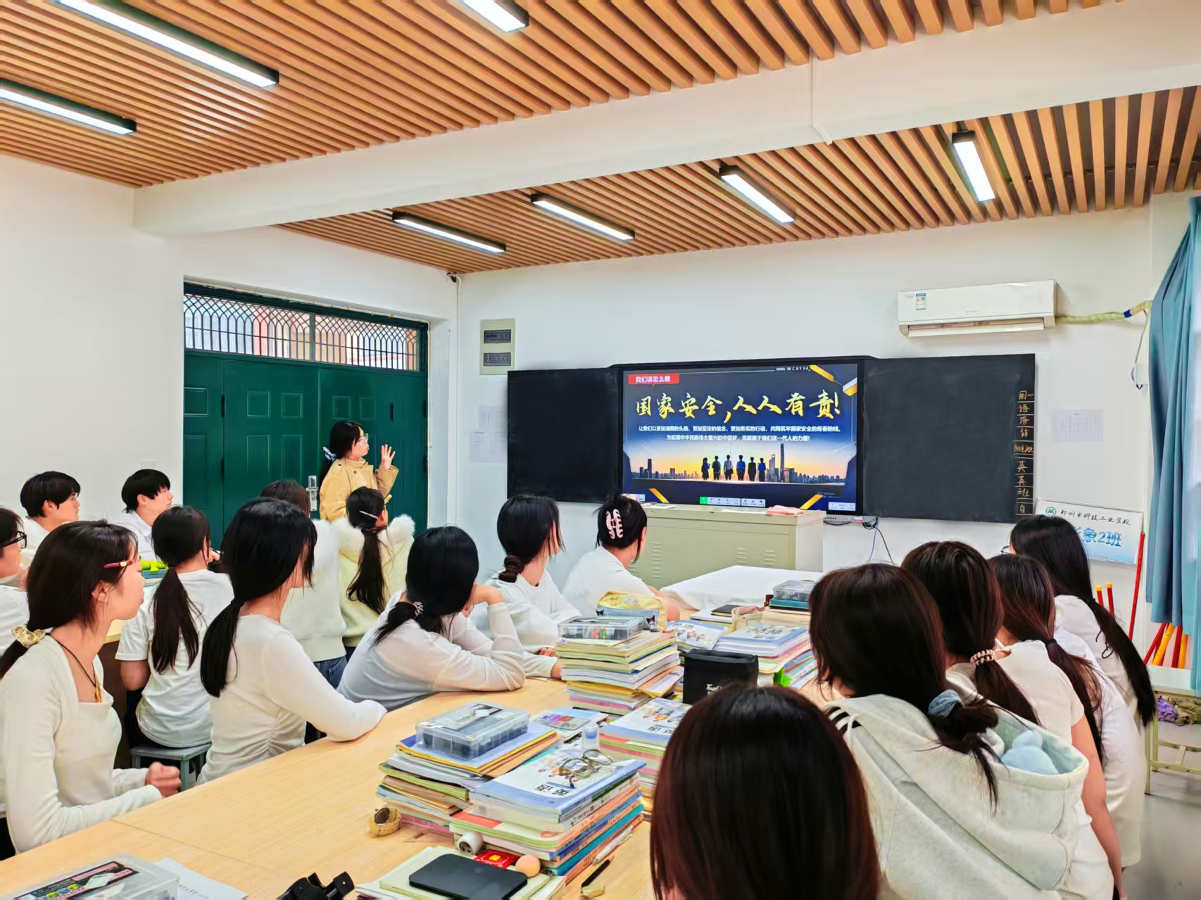 党团共建强使命 师生同心护国安 郑州市科技工业学校基础党支部举行“全民国家安全教育日”主题党日活动