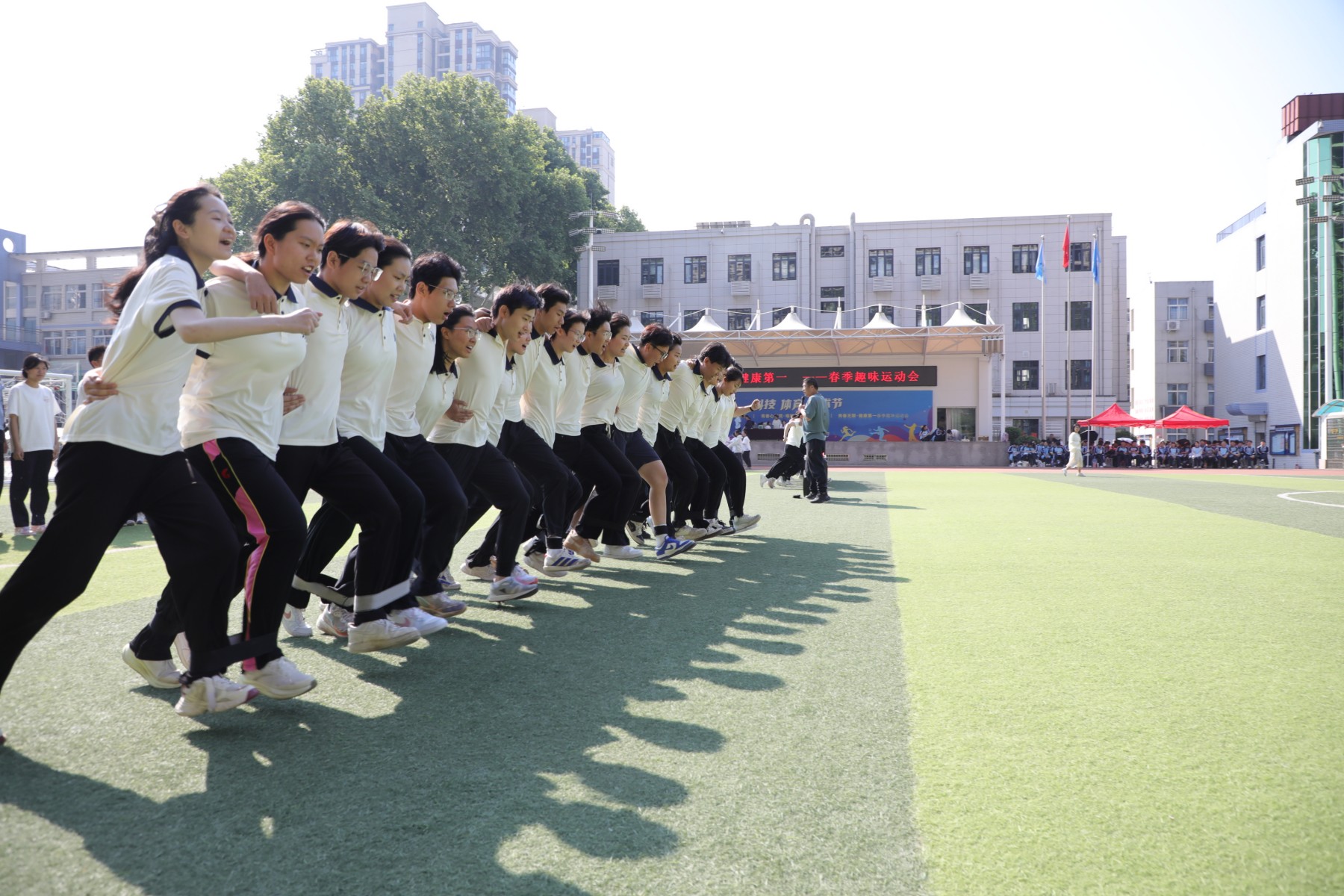 体验科技趣味  激燃运动热情 郑州市第三十一高级中学举行2026年科技体育艺术节