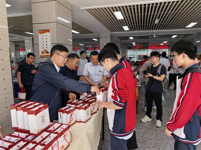 为青春高考加油 郑州市实验高级中学向高三学子送上一份专属祝福 