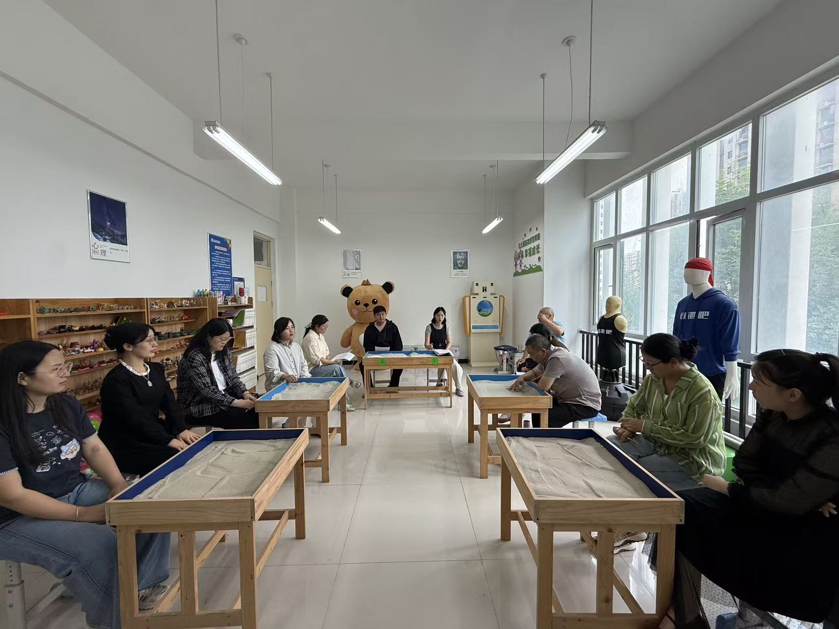 以沙为桥 以心润心——新郑市开展第三次沙盘个体辅导心理教研活动