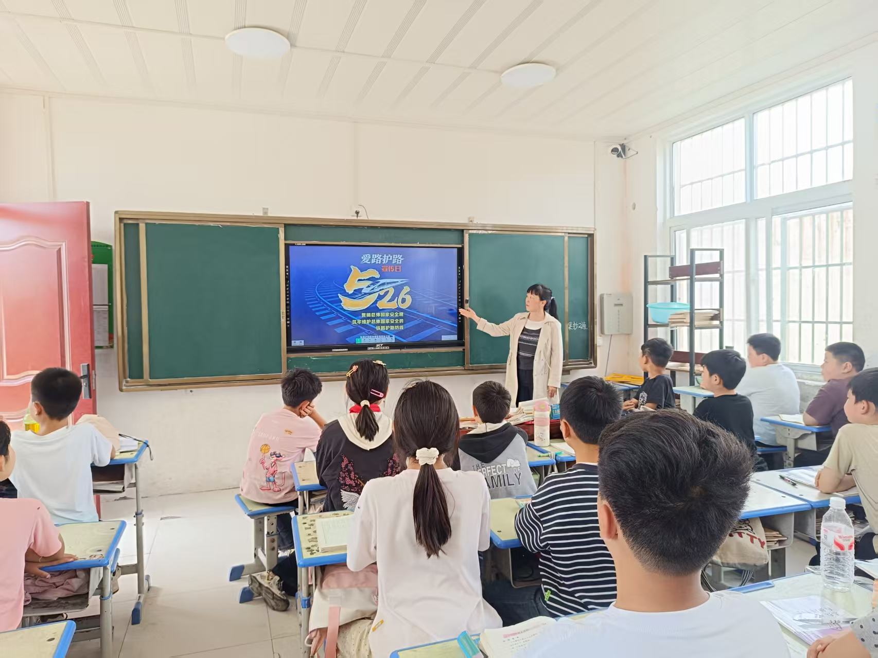 郑州航空港区韩佐小学开展“5·26我爱路”主题宣传教育活动