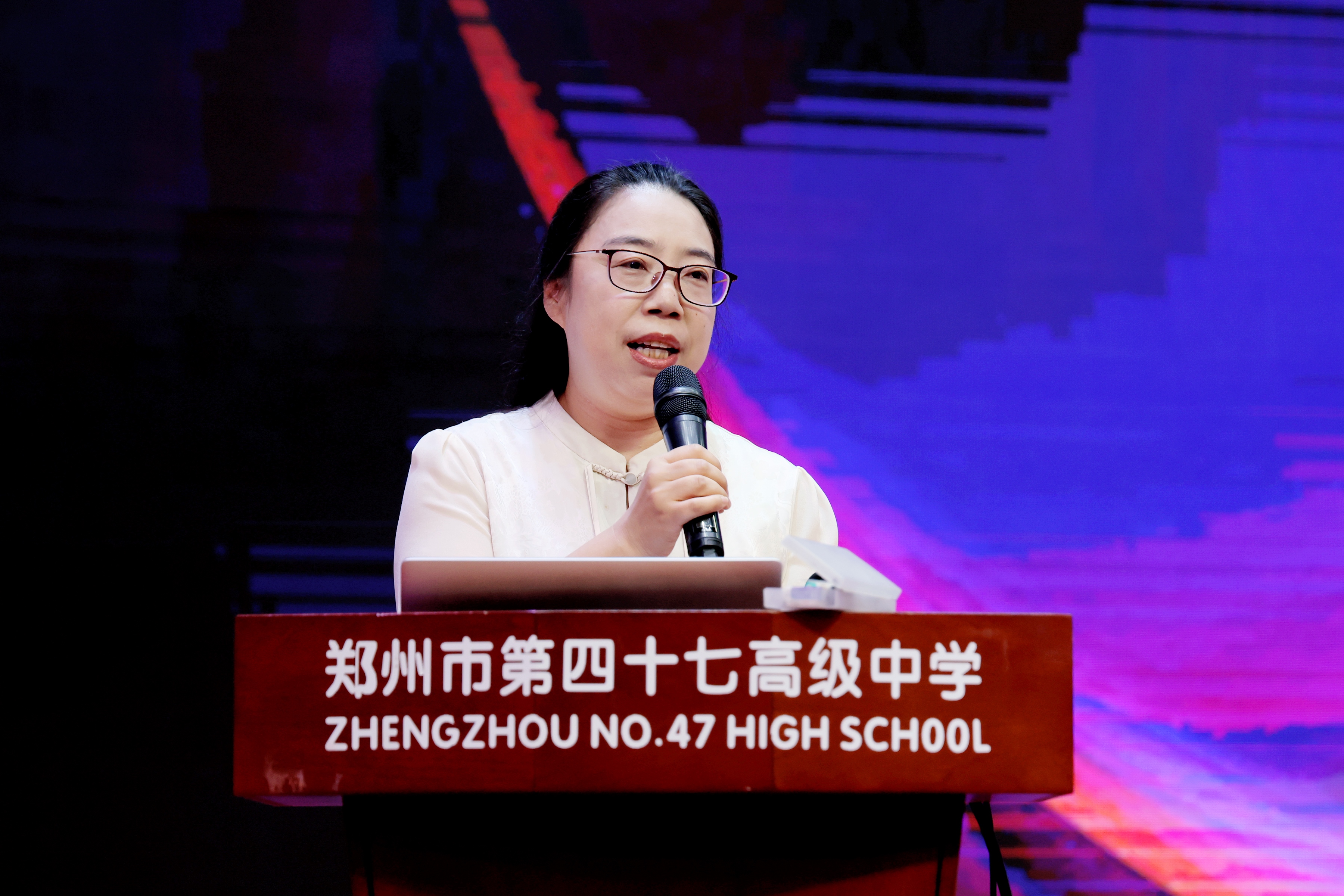 郑州市高中英语第五教研共同体“高中英语读写能力培养路径探究”研讨活动举行