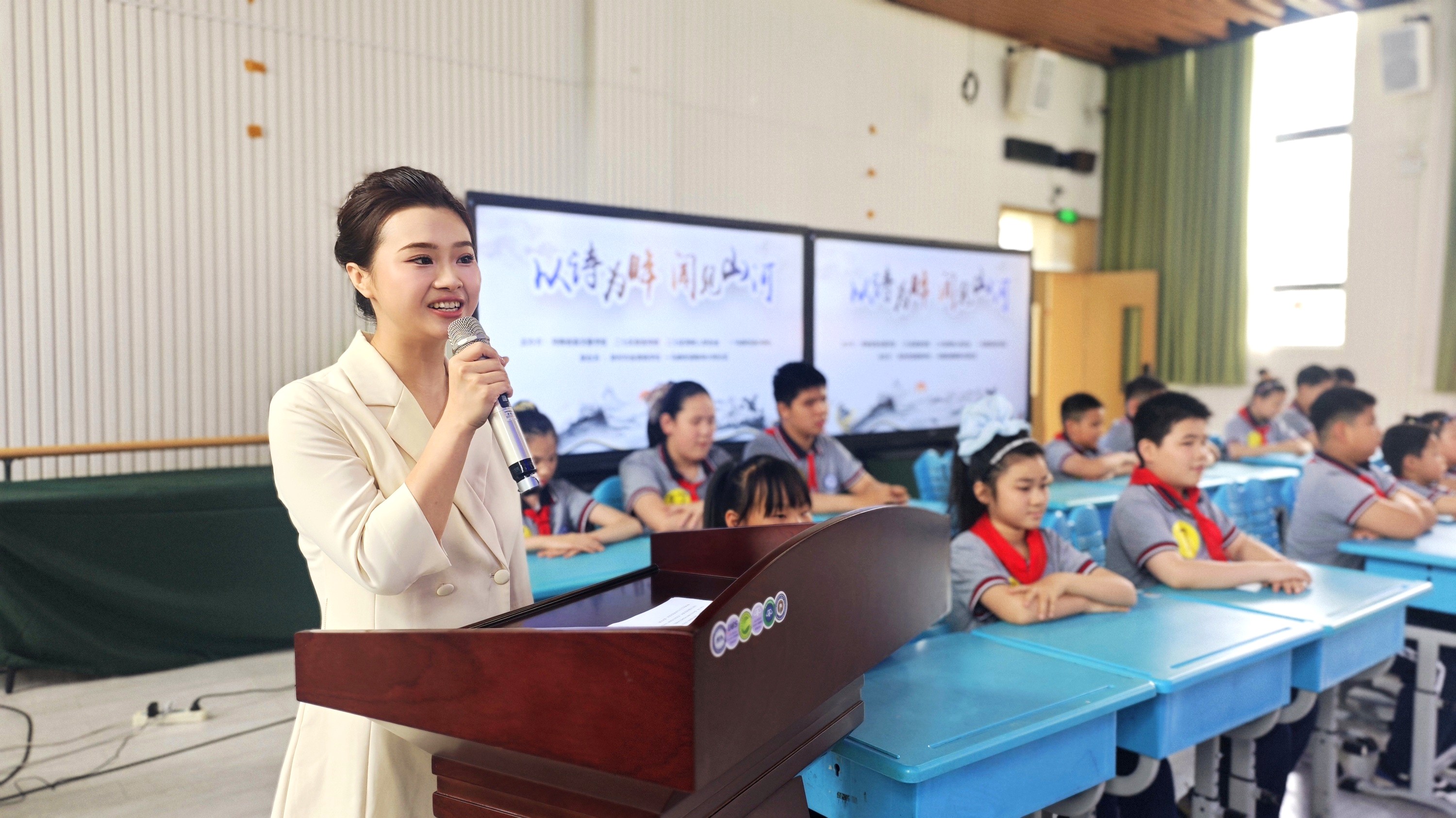 古韵传情润童心 郑州市盲聋哑学校举办“六一”儿童节诗词大会