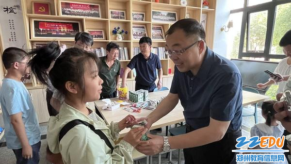 郑州市国防科技学校举行“童心向阳乐享六一”亲子趣味主题活动(图2)