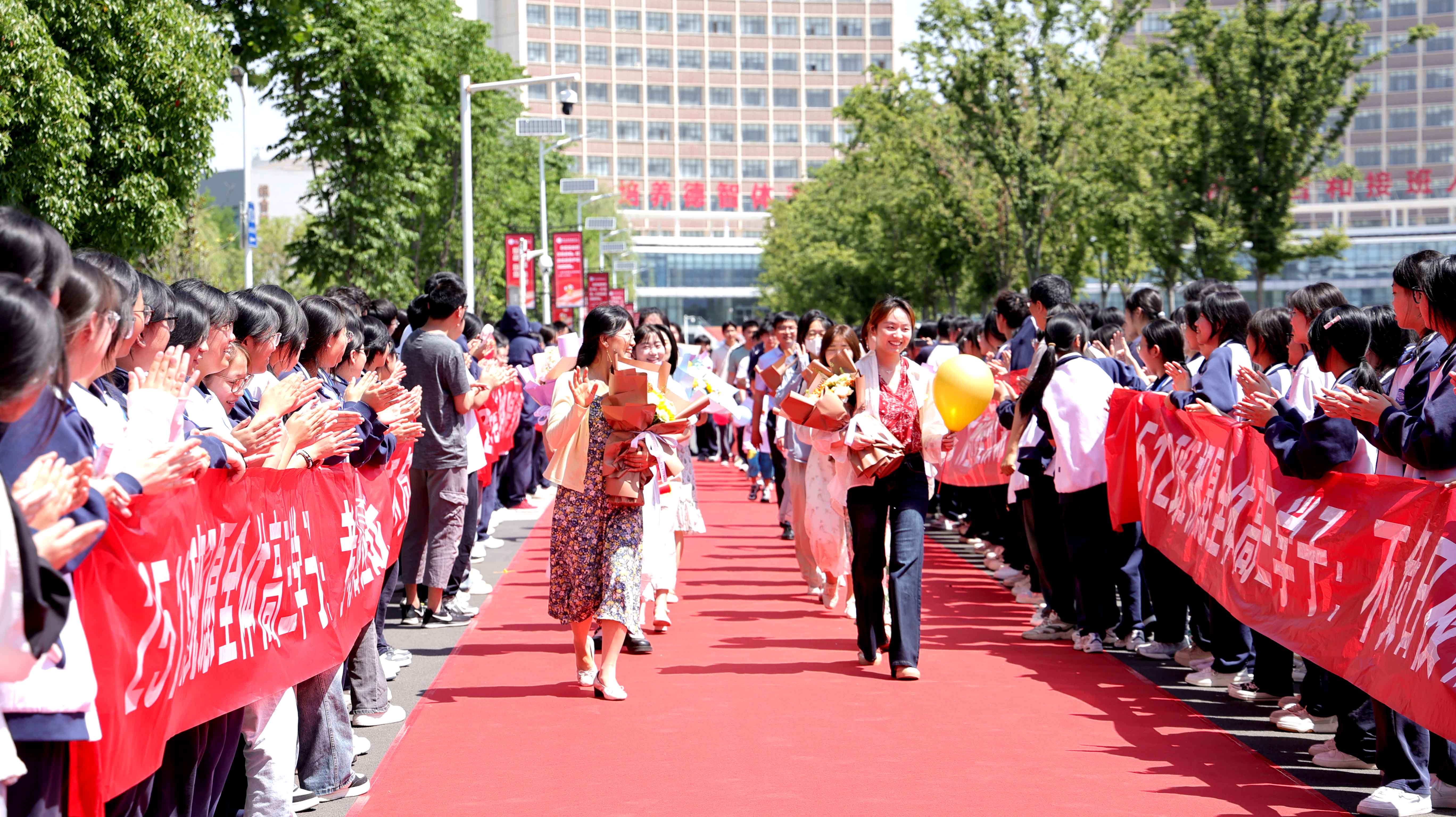盛夏长风催战鼓，锦路凌云壮远行 郑州市信息技术学校举行高三欢送会
