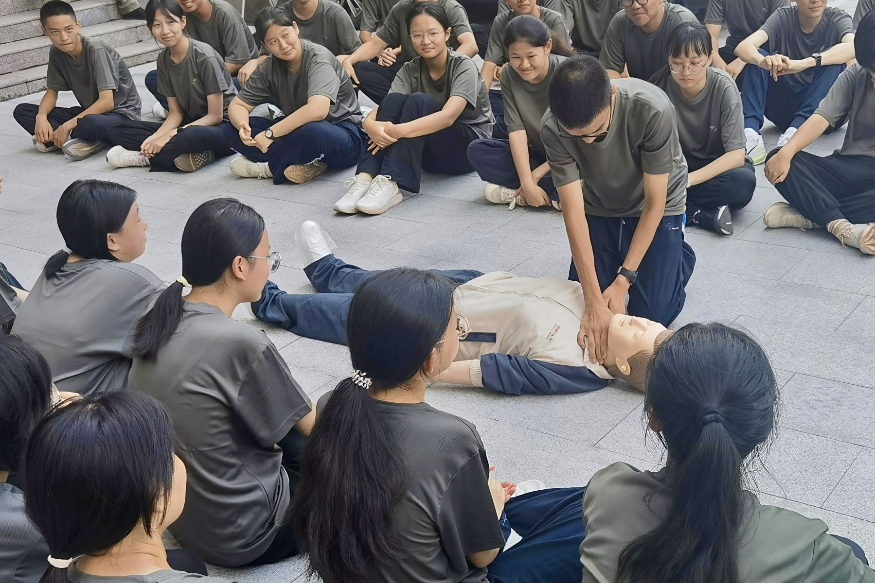 这堂“救命课”干货满满 郑州市第三十一高级中学高一新生开展消防安全演练与急救知识培训
