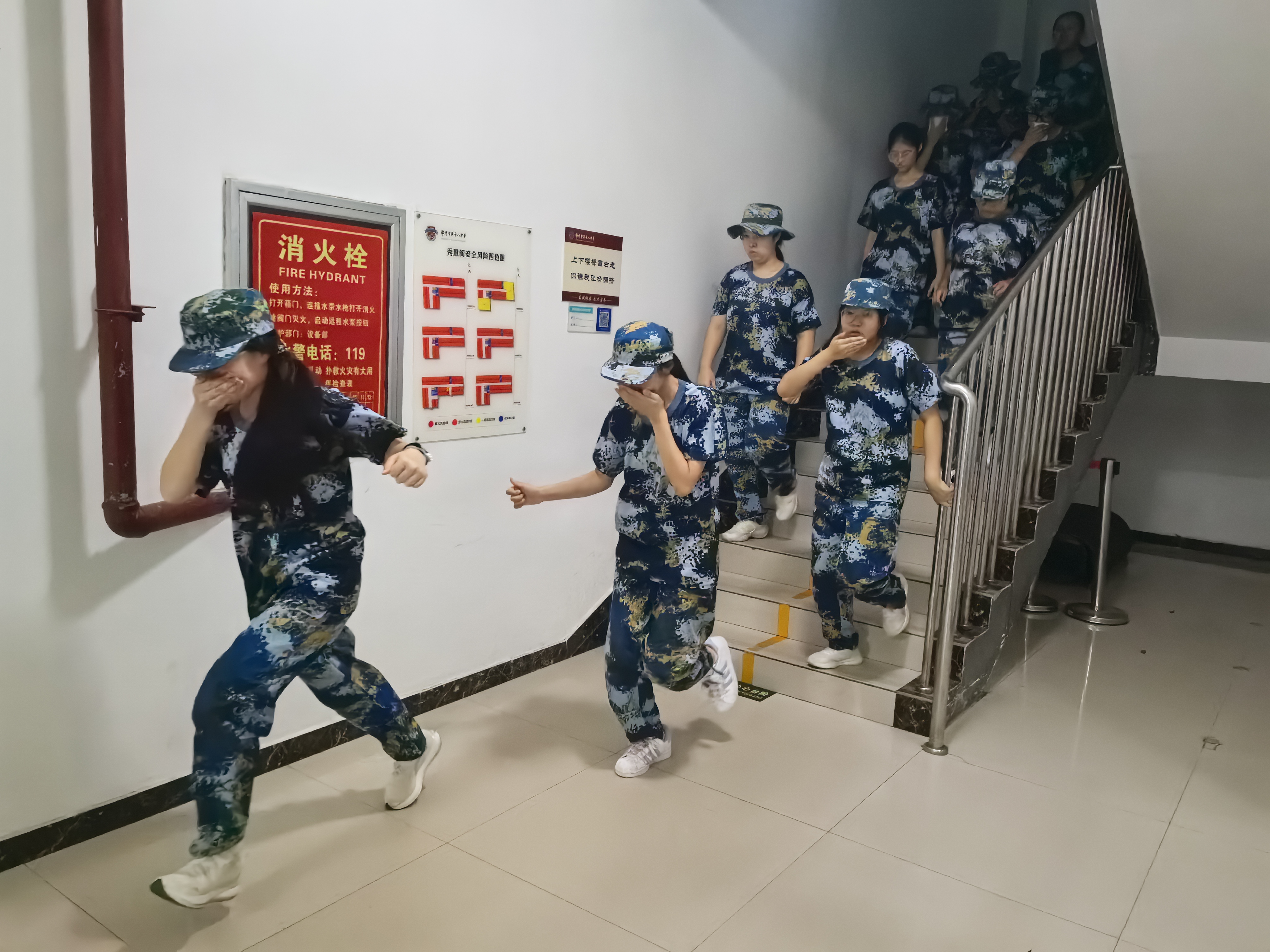 筑牢校园安全“防火墙” 郑州市第十八中学开展高一年级宿舍消防应急疏散演练