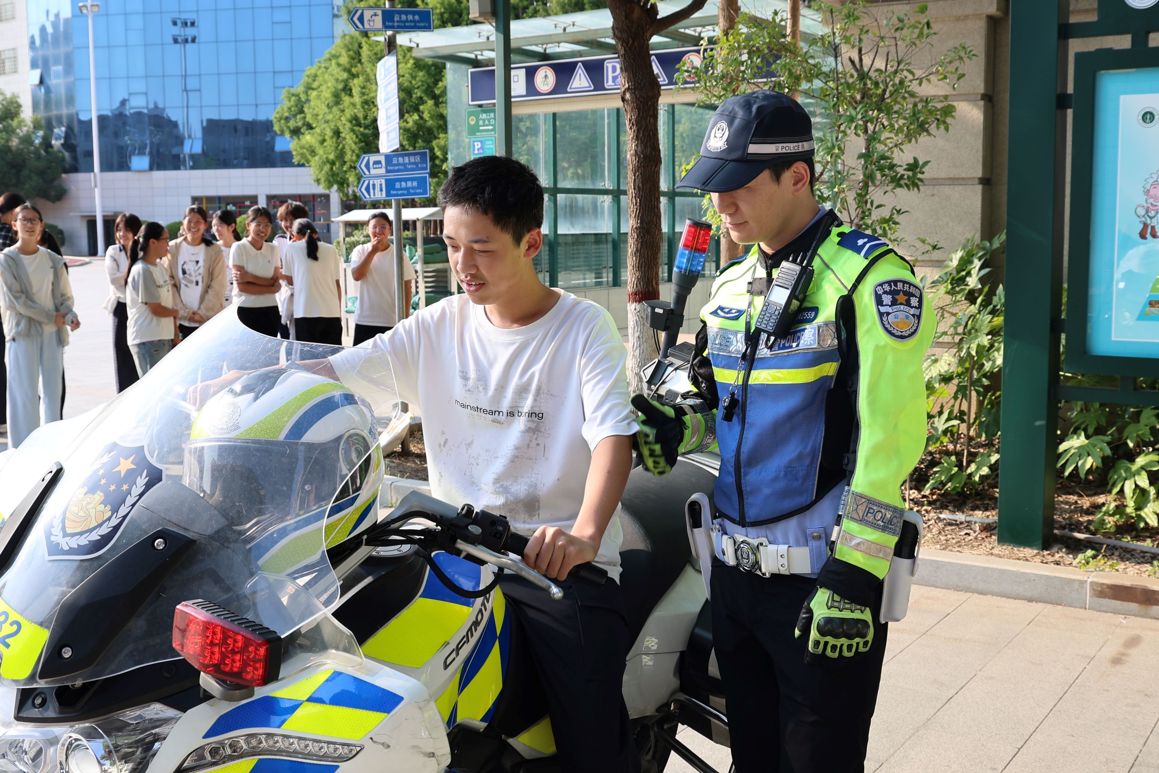 金秋送爽开学季，平安守护“警”相随 郑州市第十九高级中学教育集团开展交通安全知识进校园活动